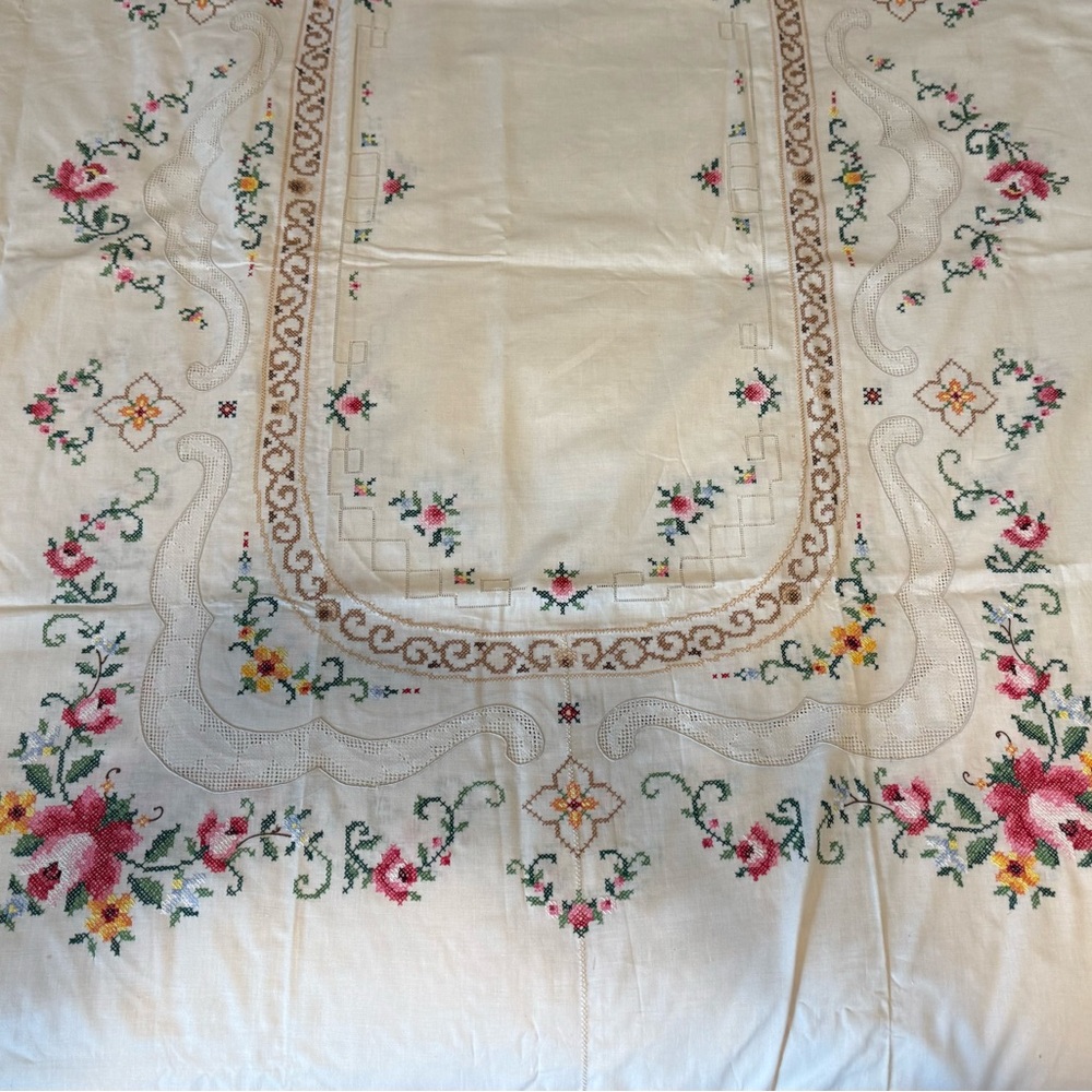 Vintage Embroidered Tablecloth and 12 Matching Napkins